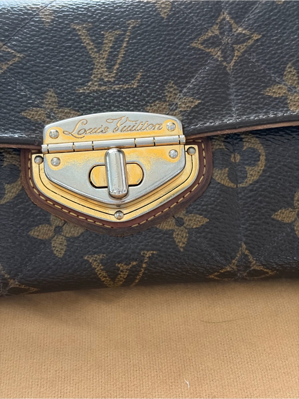 Louis Vuitton Monogram Etoile
Portefeiulle Sarah Wallet - Picture 2 of 15